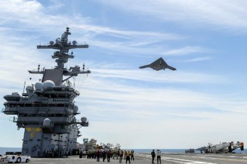 Американский беспилотник впервые совершил взлет с авианосца