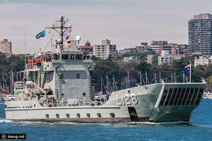 Австралия подарила Папуа — Новой Гвинее десантный корабль