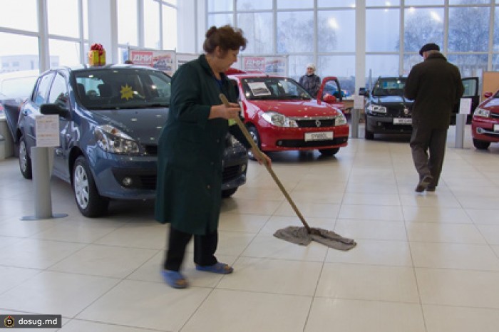Автодилеры на Украине приостановили продажи из-за девальвации