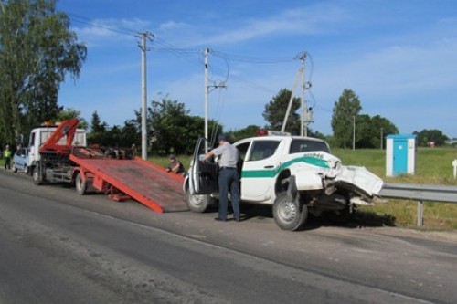 Автомобиль литовской полиции во время погони столкнулся с поездом