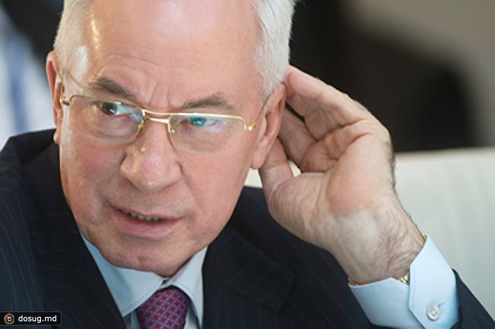 Азаров обвинил чиновников в обвале товарооборота с Россией