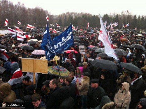 Белорусской оппозиции разрешили пройти по центру Минска