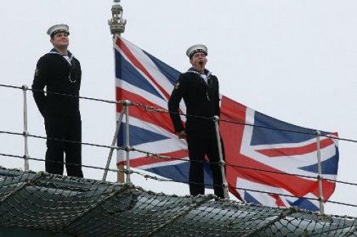 Британским морякам запретили выпивать за жен и возлюбленных