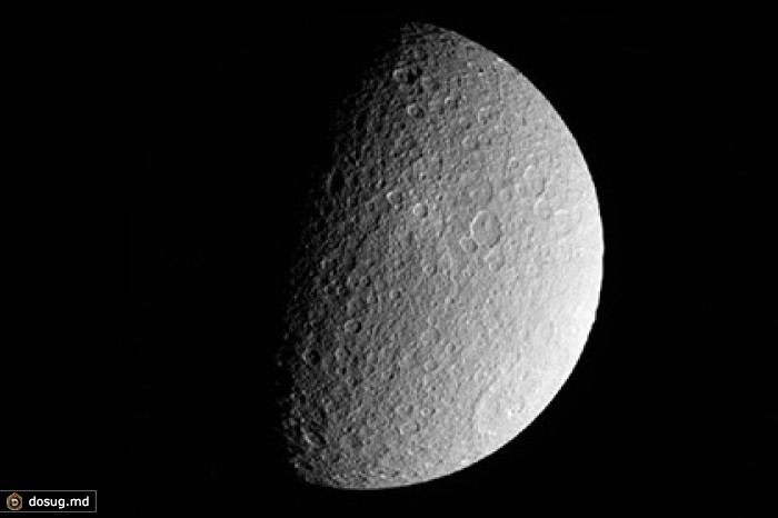 Cassini получил самые четкие снимки второй по величине луны Сатурна