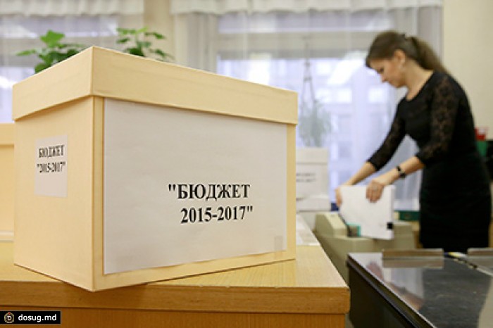 Дефицит бюджета России приблизился к триллиону рублей