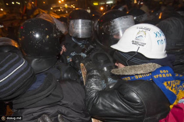 Демонстранты вернули под свой контроль часть Майдана