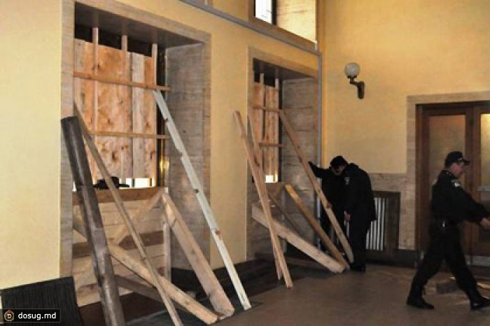 Демонстранты взяли обладминистрацию Закарпатья