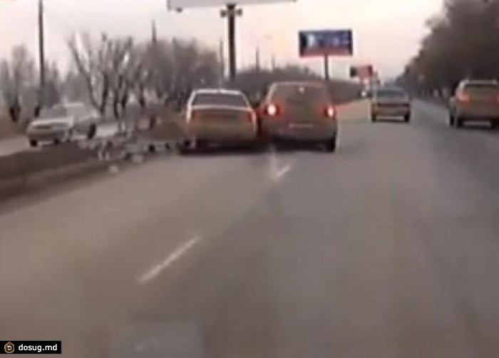 Девушка протаранила машину с бывшим парнем, увидев его с новой пассией. ВИДЕО