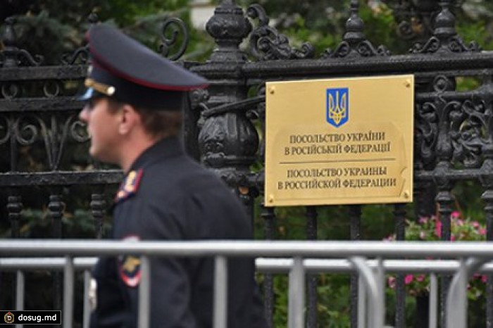 Девушка пыталась повеситься на заборе украинского посольства в Москве