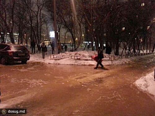 Дмитровское шоссе в Москве залило водой из прорванной трубы