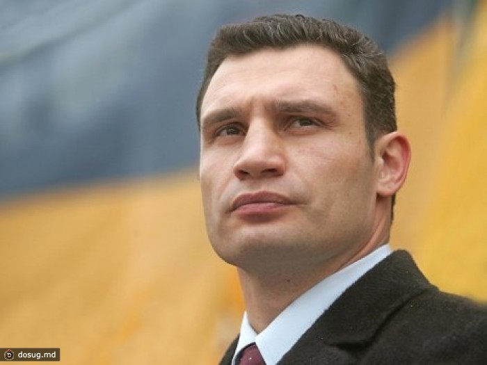 Двоим мужчинам помешали облить зеленкой Кличко