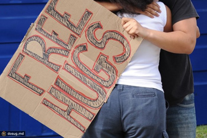 Двух саудовцев арестовали за бесплатные объятия