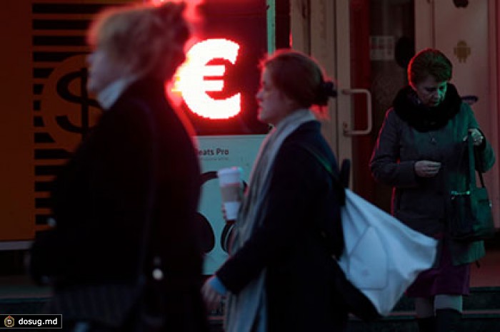 Евро опустился до 90 рублей