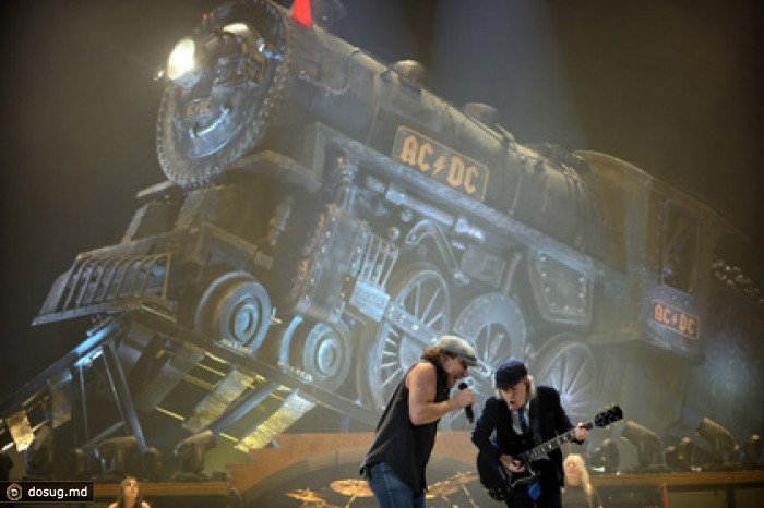 Фанаты AC/DC решили сделать «Highway to Hell» рождественским хитом