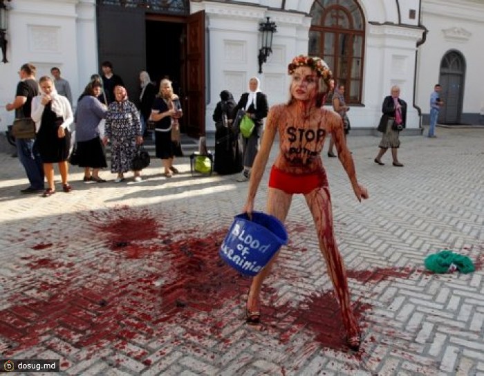 Femen умылись кровью в Киево-Печерской лавре. ФОТО
