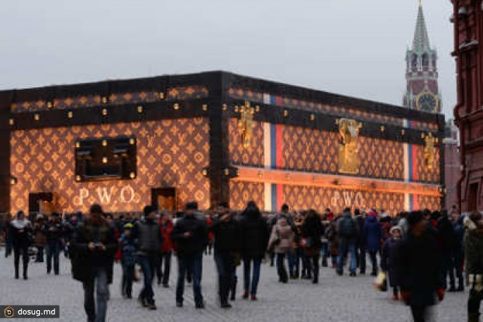 ГУМ отказался от чемодана Louis Vuitton на Красной площади