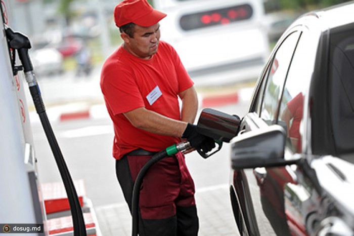 Глава ФАС пообещал Путину удержать цены на топливо