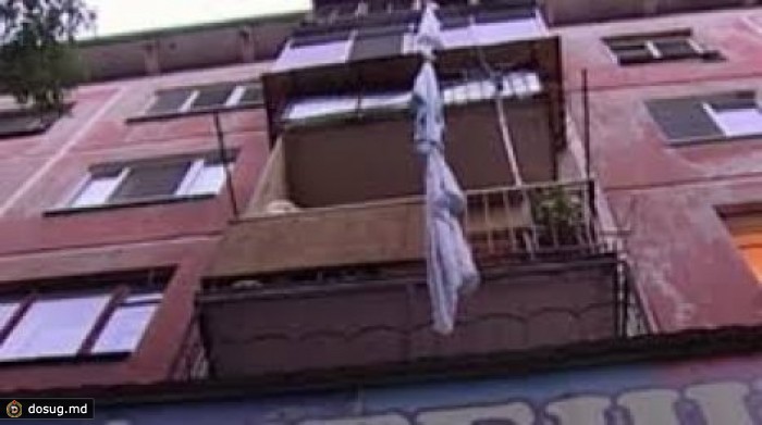 Грабитель погиб, пытаясь спуститься с восьмого этажа по простыням