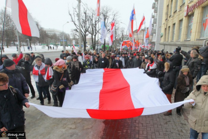 Группу белорусов отдали под суд за бессловный митинг на кладбище