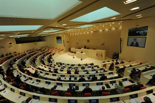 Грузинским депутатам предложили летать на работу самолетом