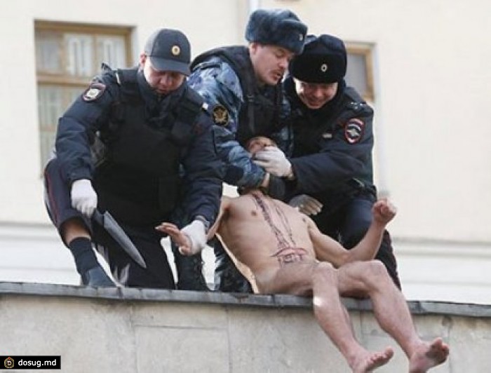 Художник, прибивший гениталии к Красной площади, отрезал себе мочку уха. ФОТО