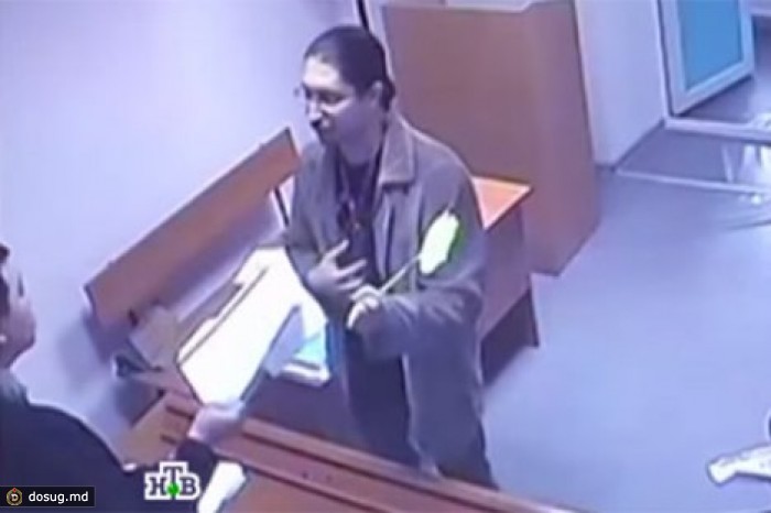 Юриста приговорили к трем годам тюрьмы за нападение на судью с мухобойкой