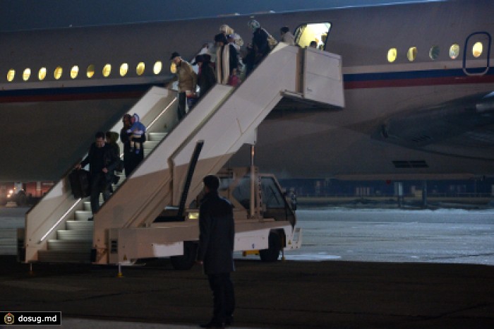 Сошел трапу. Аэропорт Домодедово ил 62. Самолетная лестница трап. Трап самолета ночью. Пассажиры на трапе самолета.