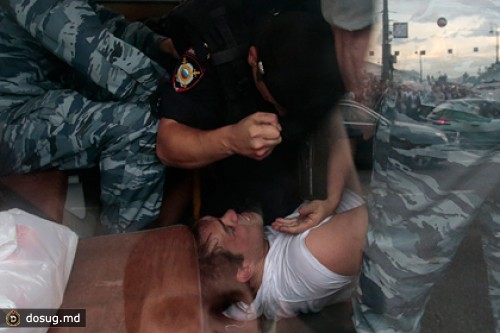 Избитый в автозаке сторонник Навального подал жалобу на полицию