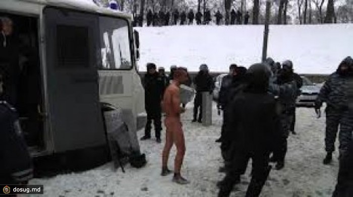 Издевательства украинских милиционеров над голым демонстрантом. ВИДЕО