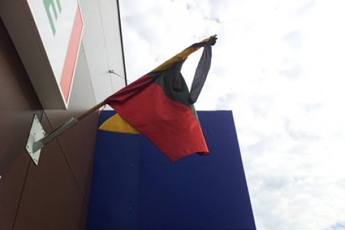 К флагу Литвы вместо траурной ленты прицепили колготки