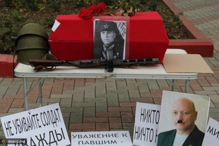 К горсовету Керчи принесли останки советских солдат