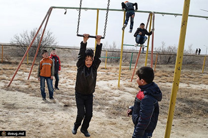 Казахстанских школьников предложили отправлять в строительные лагеря