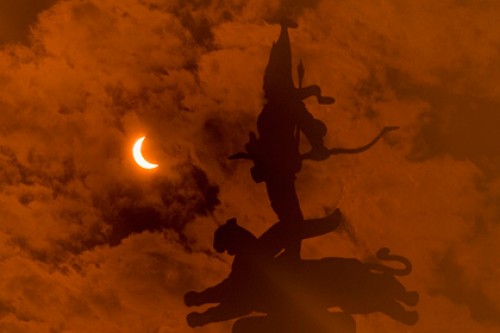 Казахстанцы попросили спасти их от проклятия «золотого человека»