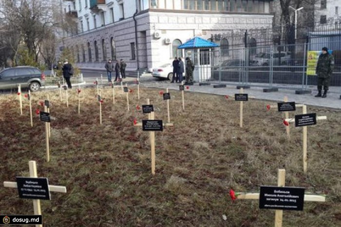 Киевляне установили возле российского посольства деревянные кресты