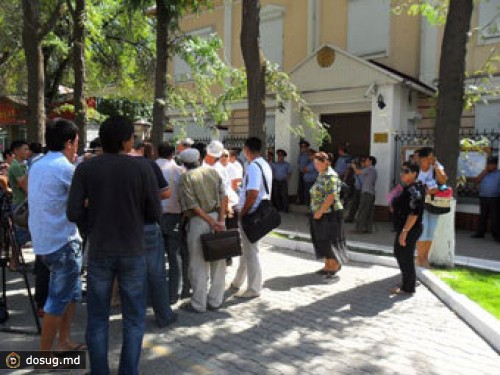 Киргизские активисты устроили дебош возле посольства Белоруссии