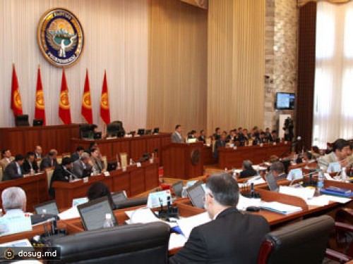 Киргизским депутатам запретят заседать в спортивных костюмах