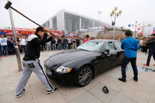 Китаец разгромил свой Maserati в знак протеста против плохого обслуживания