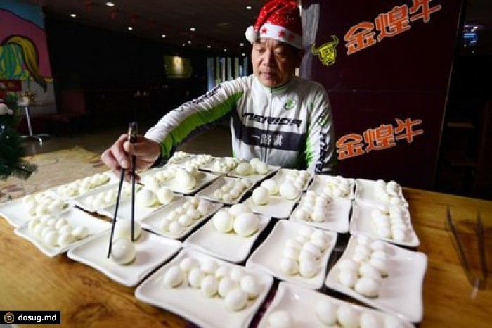 Китаец в колпаке Санта-Клауса съел 160 яиц