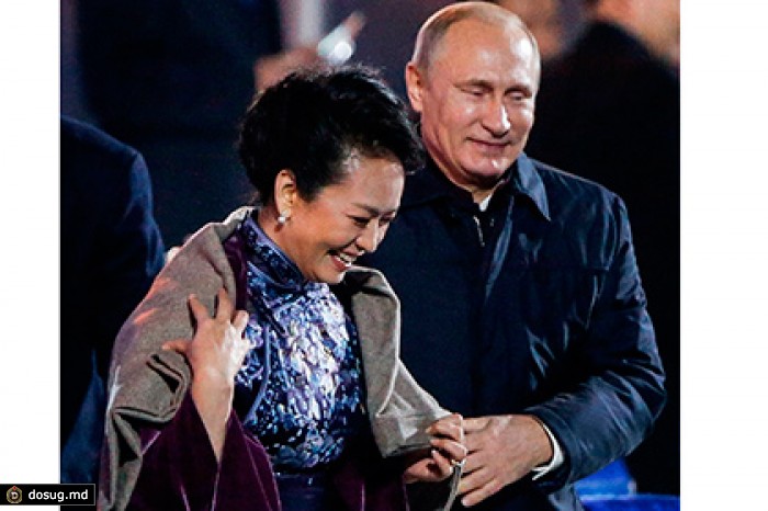 Китайская цензура удалила видео с галантным жестом Путина