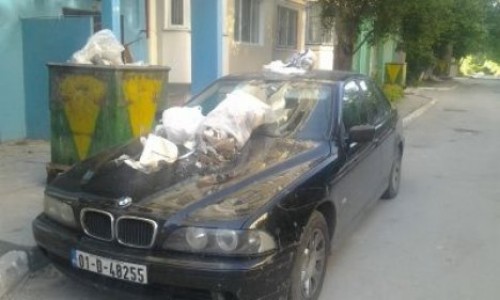 Коммунальщики научили водителя правильно парковаться
