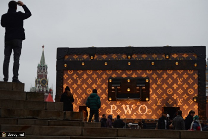 Коммунисты потребовали убрать чемодан Louis Vuitton с Красной площади