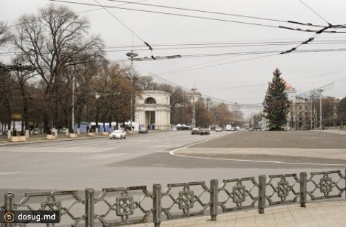 
 Коммунисты против парковки на площади
