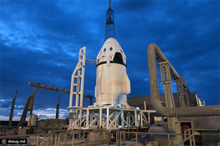Компания SpaceX провела испытания корабля Dragon с манекеном