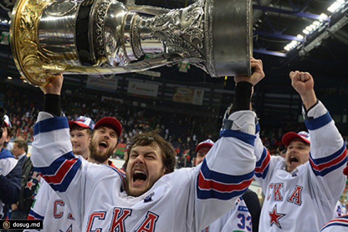 Ковальчук отдал одноклубнику приз самому ценному игроку Кубка Гагарина
