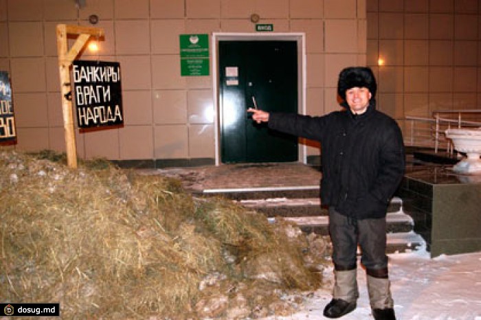 Куйбышевский фермер вывалил перед Сбербанком телегу навоза