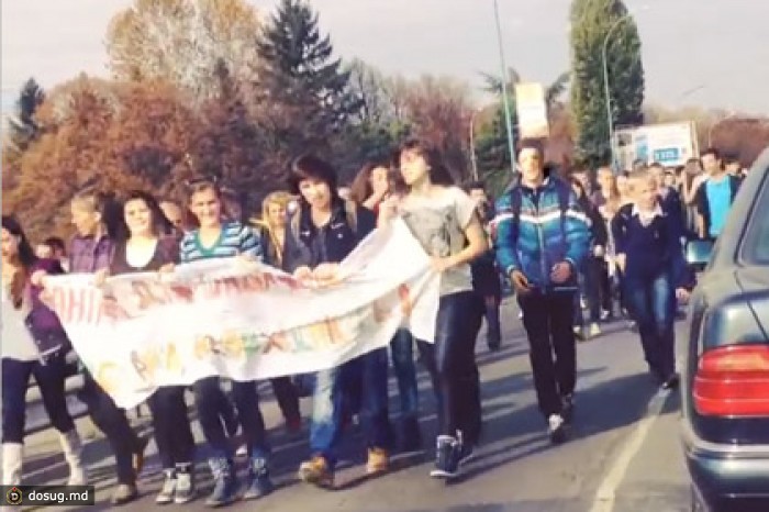 Лишенные каникул школьники перекрыли улицы Ужгорода