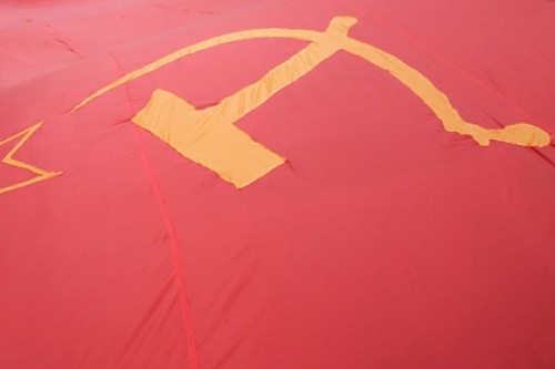 Литовские националисты растоптали флаг СССР