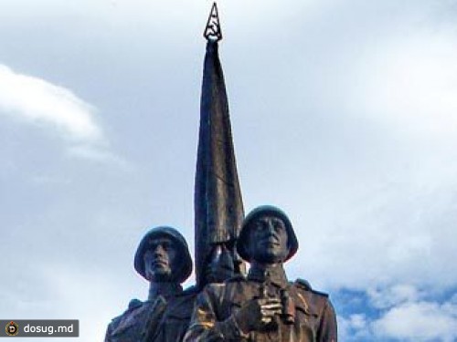 Литовский депутат предложил убрать с советской скульптуры серп и молот