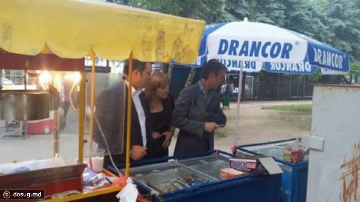 Лянкэ кормит Филата мороженым