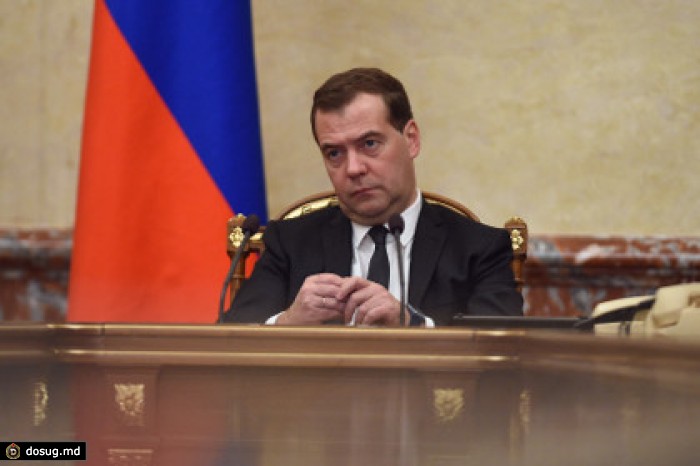 Медведев ограничил разницу в зарплате руководителей и работников ФГУПов